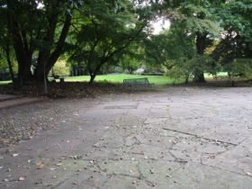 Brunnengarten 2015 Bänke (2).JPG