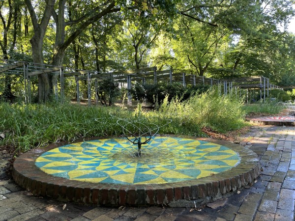 Die bunten Brunnen mit den sich drehenden Wasserspielen 
